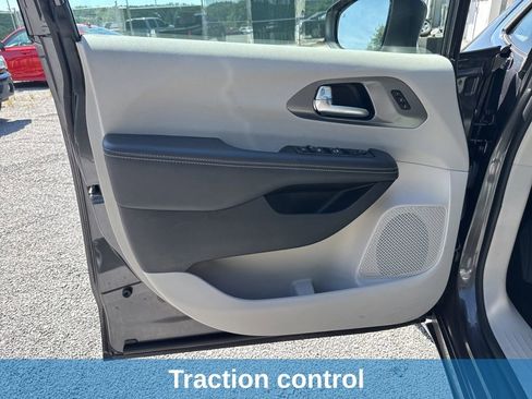 Used 2023 Chrysler Pacifica Touring-L FWD image 10