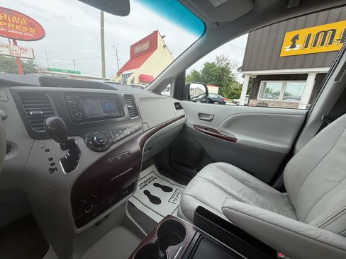 Used 2012 Toyota Sienna XLE w/ Entertainment Pkg FWD image 23