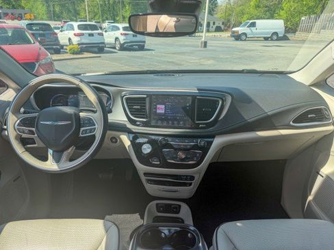 Used 2018 Chrysler Pacifica Limited w/ Advanced Safetytec Group FWD image 10