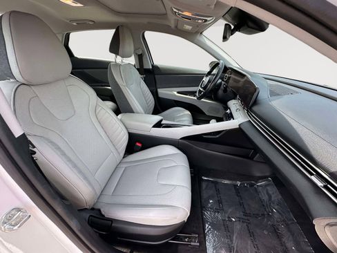 Used 2023 Hyundai Elantra Limited w/ Preferred Accessory Package FWD image 28