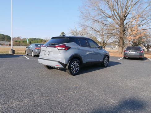 Used 2021 Nissan Kicks SV image 4