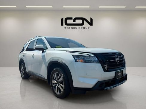 Used 2024 Nissan Pathfinder SL w/ Black Appearance Package AWD/4WD image 3
