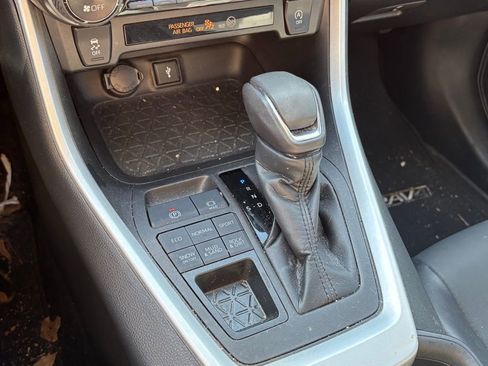 Used 2022 Toyota RAV4 XLE Premium image 12