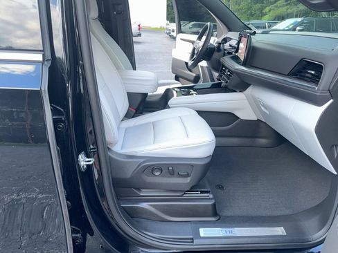 Used 2025 Chevrolet Suburban Premier RWD image 32