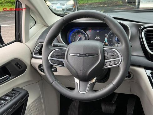 Used 2024 Chrysler Pacifica Touring-L FWD image 16