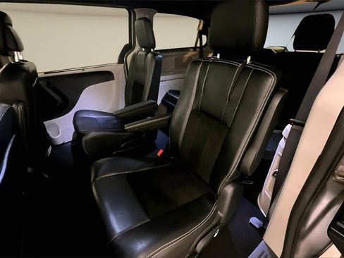 Used 2016 Dodge Grand Caravan SXT image 22