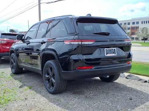 Used 2023 Jeep Grand Cherokee Limited w/ Black Appearance Package AWD/4WD image 3