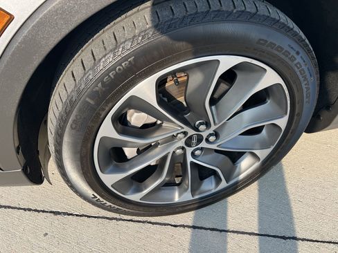 Used 2022 Lincoln Nautilus Reserve image 2