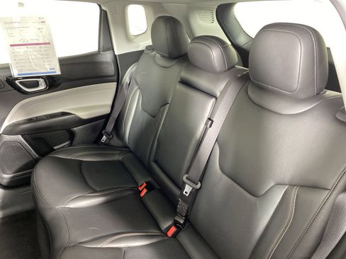 Used 2022 Jeep Compass Limited image 30