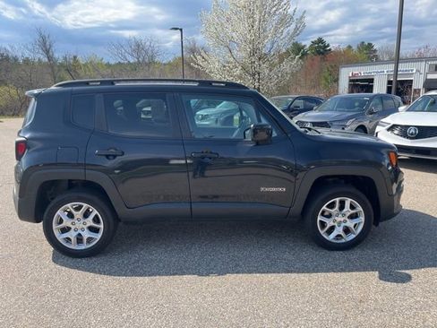Used 2017 Jeep Renegade Latitude w/ Popular Equipment Group AWD/4WD image 6
