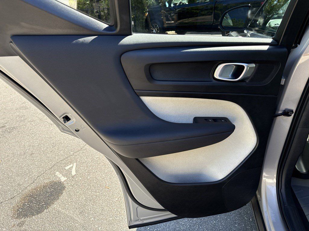 Used 2025 Volvo XC40 B5 Plus AWD/4WD image 25
