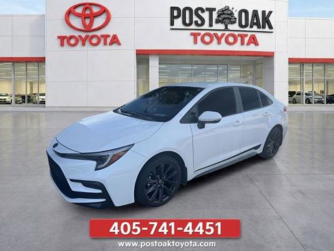 Used 2025 Toyota Corolla SE FWD image 3