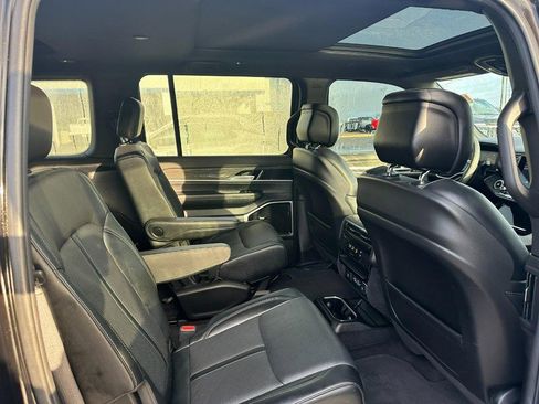 Used 2022 Jeep Wagoneer Series III w/ Premium Group I image 10