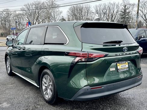 Used 2022 Toyota Sienna XLE image 5