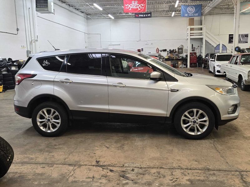 Used 2017 Ford Escape SE FWD image 2
