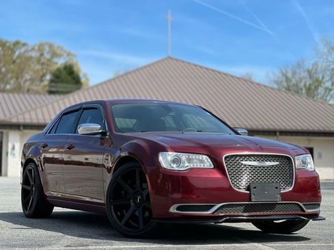 Used 2018 Chrysler 300 Touring w/ Chrome Appearance Package RWD image 3