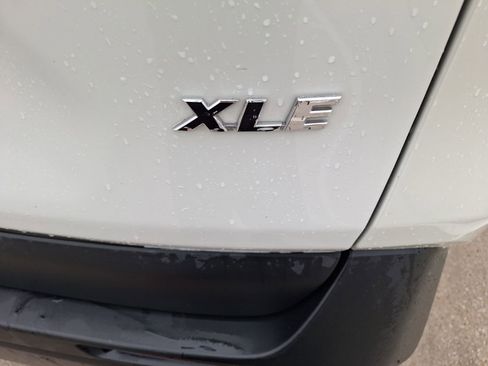 Used 2022 Toyota RAV4 XLE Premium image 12