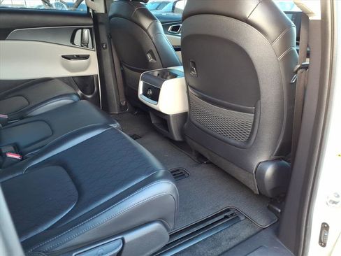 Used 2024 Kia Carnival LX image 13