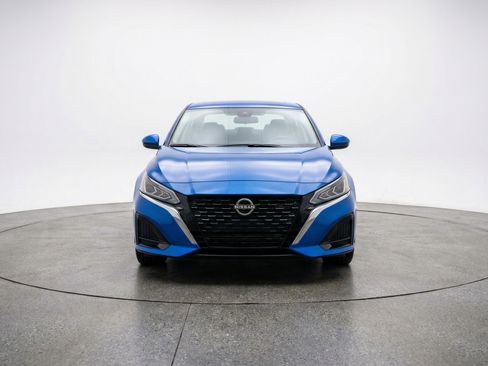 Used 2025 Nissan Altima 2.5 SV image 2