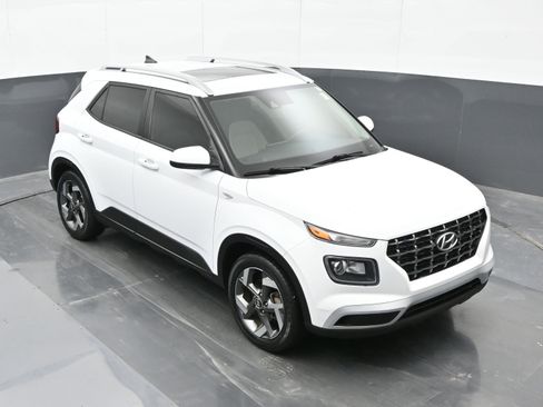 Certified 2022 Hyundai Venue SEL image 30