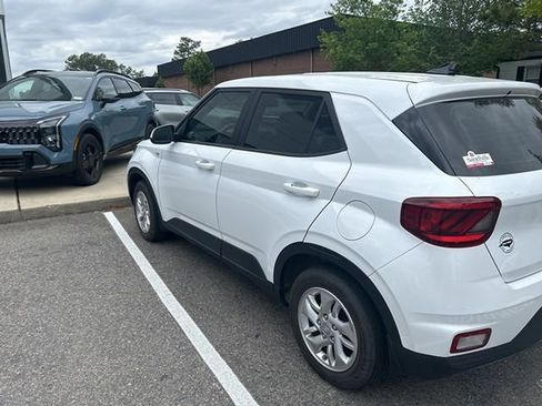 Used 2022 Hyundai Venue SE image 5