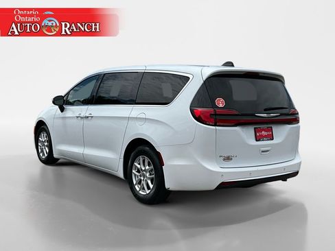 Used 2023 Chrysler Pacifica Touring-L FWD image 3