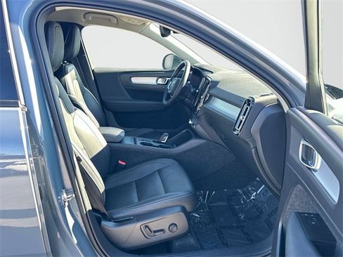 Used 2021 Volvo XC40 T4 Momentum w/ Premium Package image 20