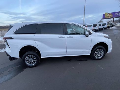 Used 2025 Toyota Sienna LE image 8