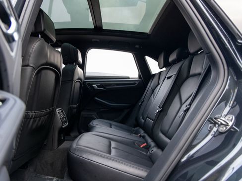 Certified 2025 Porsche Macan image 41