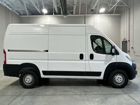 Used 2024 RAM ProMaster 2500 w/ Convenience Group FWD image 5