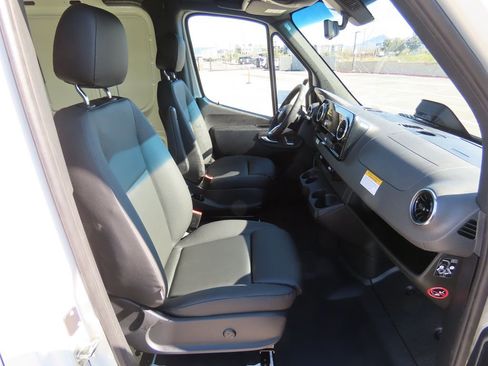 Used 2025 Mercedes-Benz Sprinter 2500 image 22