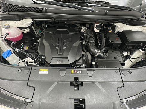 Used 2025 Kia Carnival FWD image 23