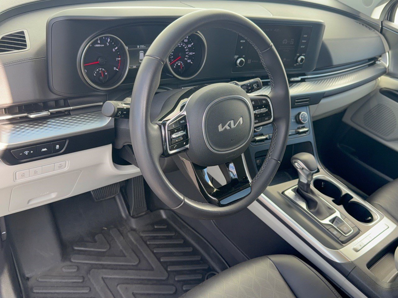 Used 2024 Kia Carnival LX FWD image 4