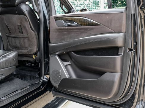Used 2019 Cadillac Escalade ESV Platinum image 40