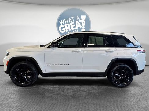 Used 2023 Jeep Grand Cherokee Limited w/ Black Appearance Package AWD/4WD image 7