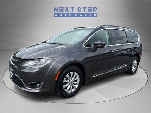 Used 2017 Chrysler Pacifica Touring-L FWD image 3