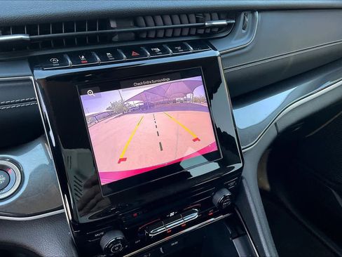 Used 2023 Jeep Grand Cherokee Laredo image 26