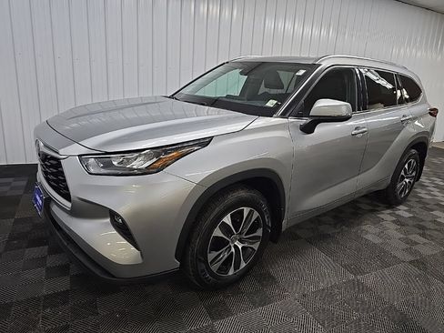 Used 2020 Toyota Highlander XLE AWD/4WD image 9