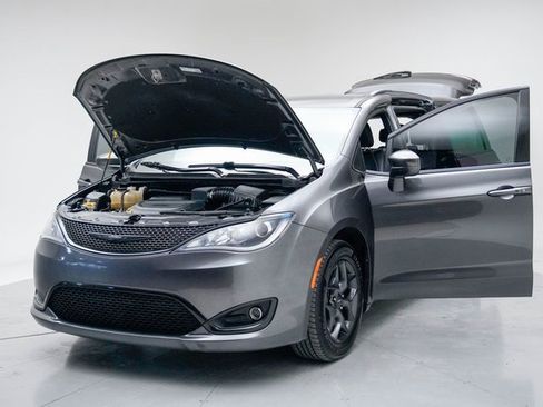 Used 2019 Chrysler Pacifica Touring-L w/ S Appearance Package image 17