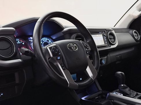 Used 2016 Toyota Tacoma SR5 w/ SR5 Appearance Package (SN) image 19