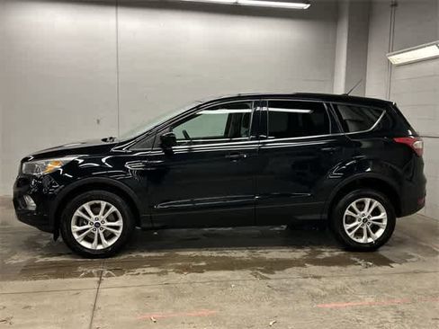 Used 2017 Ford Escape SE image 2