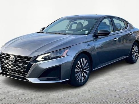 Used 2024 Nissan Altima 2.5 SV image 3