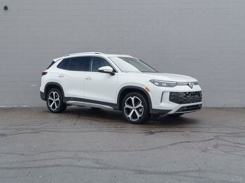 Used 2025 Volkswagen Tiguan SE w/ Panoramic Sunroof Package image 9