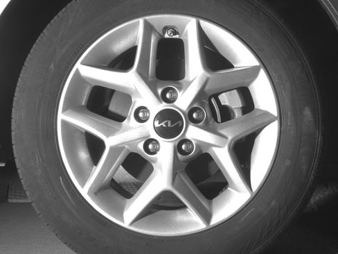 Used 2025 Kia Soul LX w/ LX Technology Package FWD image 13