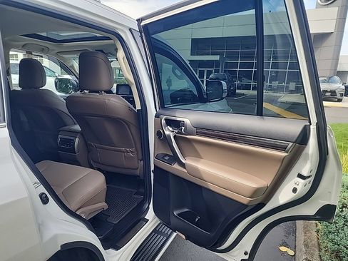 Certified 2023 Lexus GX 460 Luxury w/ Sport Design Package AWD/4WD image 17