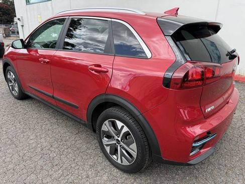 Used 2021 Kia Niro EX w/ Cold Weather Package FWD image 2