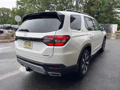 Used 2025 Honda Pilot Touring image 4
