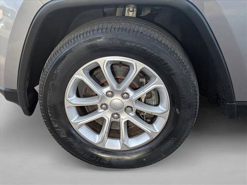 Used 2021 Jeep Grand Cherokee Laredo image 9