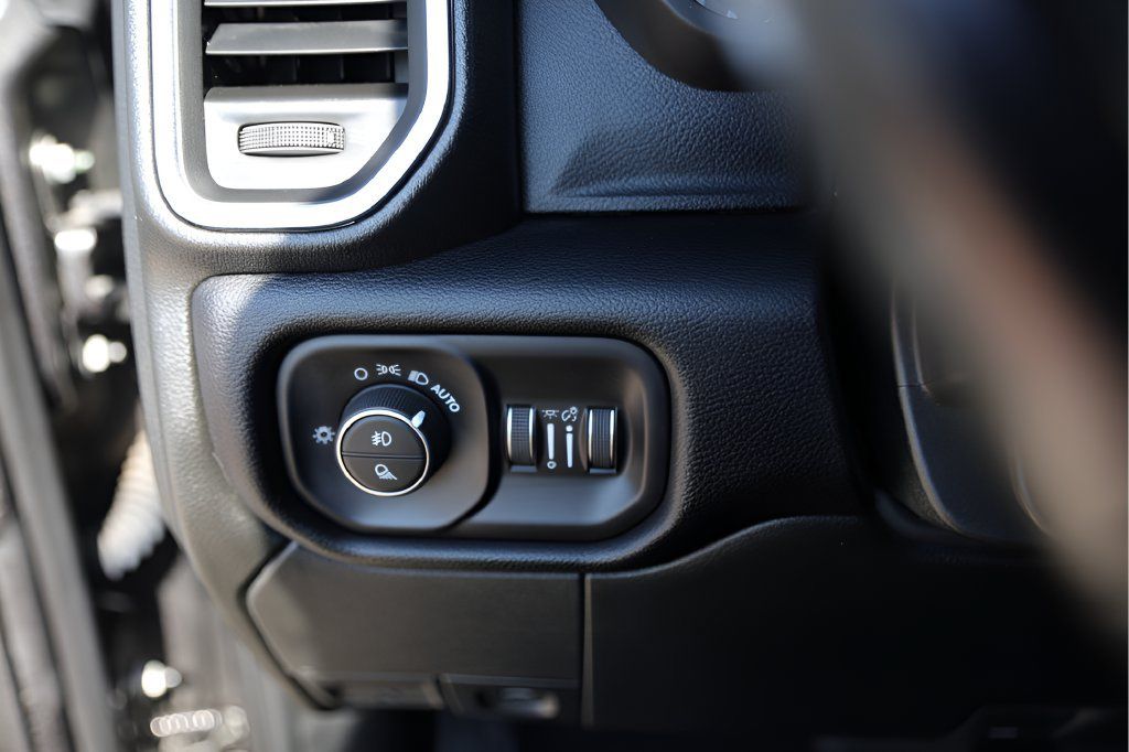 Used 2024 RAM 2500 Laramie AWD/4WD image 18