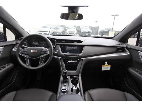 New 2026 Cadillac XT5 Luxury image 9